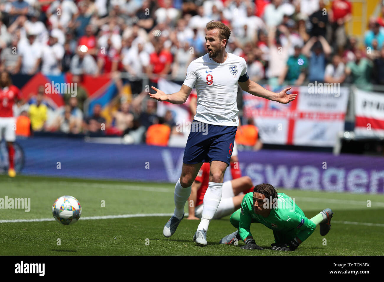 Guimaraes, Portugal. 9th June, 2019. Harry Kane of England (L) vies with Switzerland's goalkeeper Yann Sommer (R ) during the UEFA Nations League Third-place football match between Switzerland and England, at the Dom Afonso Henriques stadium in Guimaraes, Portugal, on June 9, 2019. Credit: Pedro Fiuza/ZUMA Wire/Alamy Live News Stock Photo