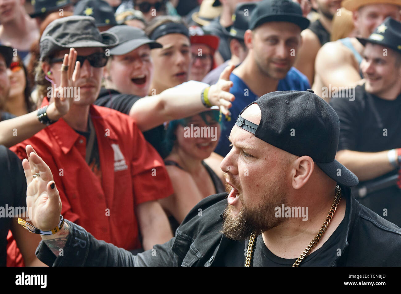 Nürburg, Germany. 09 June 2019. 09 June 2019, Rhineland-Palatinate, Nürburg: Alex Varkatzas, frontman of the US-American band Atreyu, performs on the main stage of the open-air festival 'Rock am Ring'. On three days about 75 bands will perform on three stages in front of more than 80 000 spectators. Photo: Thomas Frey/dpa Credit: dpa picture alliance/Alamy Live News Stock Photo