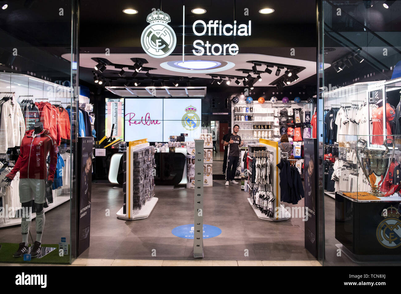 Real madrid store hi-res stock photography and images - Alamy