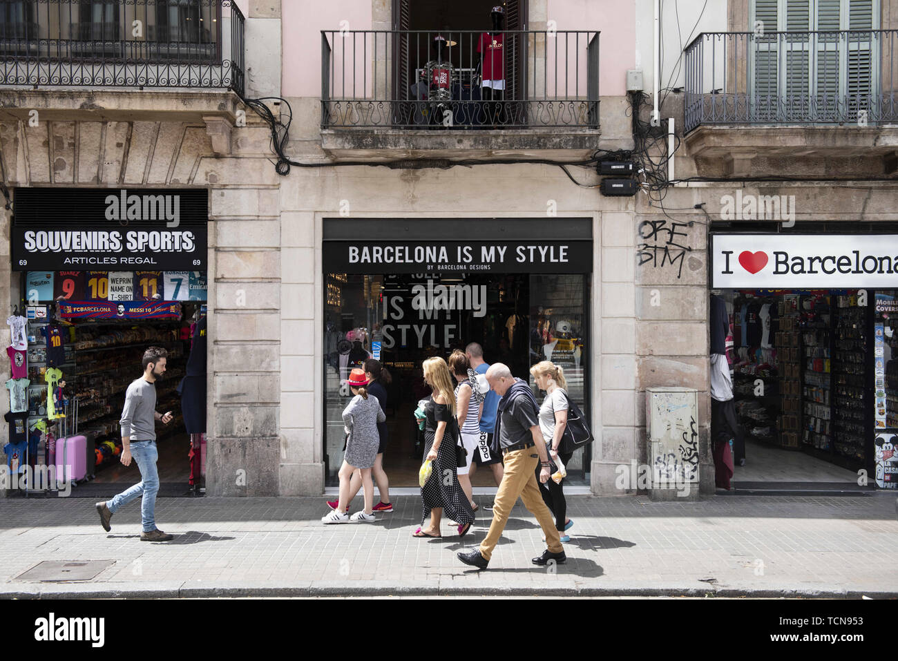 Barcelona, Spain. 29th May, 2019. Pedestrians and tourists pass by souvenir  shops at The Ramblas in Barcelona. Credit: Miguel Candela/SOPA Images/ZUMA  Wire/Alamy Live News Stock Photo - Alamy