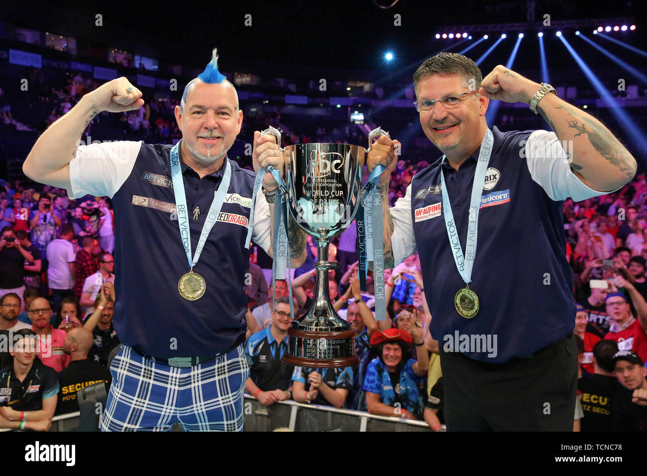 Hamburg, Germany. 09th June, 2019. Darts: Team World Championship, Final:  Scotland - Ireland. The winning team Peter Wright (l) and Gary Anderson  from Scotland pose with their trophy after the victory. Credit: