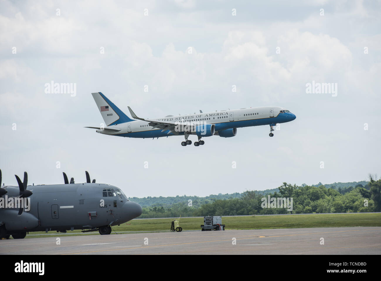 Air Force Two prepares to land at Harrisburg International Airport June 6, 2019, in Middletown, Pennsylvania. The vice president visited the 193rd Special Operations Wing and briefly met with military members, and friends and family, before traveling to events in the local areas. (U.S. Air National Guard photo by Staff Sgt. Tony Harp) Stock Photo