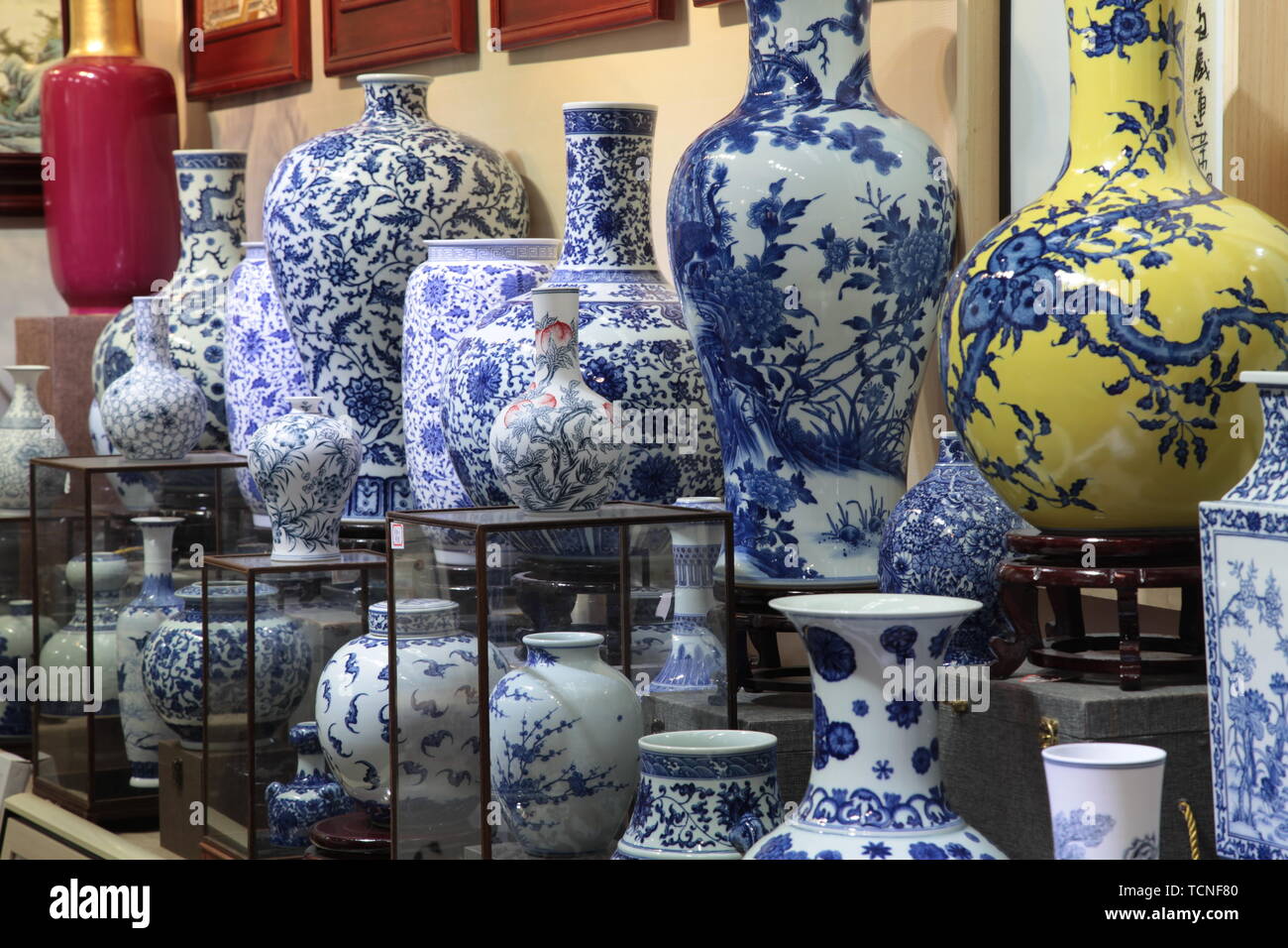 Chinese vases for sale hi-res stock photography and images - Alamy