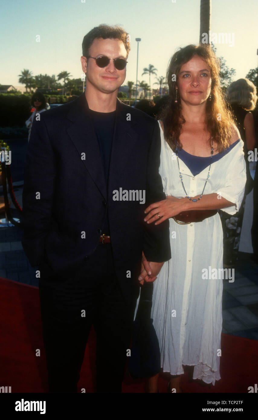 Hollywood, California, USA 23rd June 1994 Actor Gary Sinise and wife actress Moira Harris attend Paramount Pictures 'Forrest Gump' Premiere on June 23, 1994 at Paramount Studios in Hollywood, California, USA. Photo by Barry King/Alamy Stock Photo Stock Photo