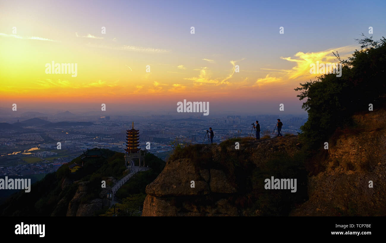 Photographers condescended in the evening sunset to shoot the fragrant furnace peak of Huaiji Mountain in Shaoxing. Stock Photo
