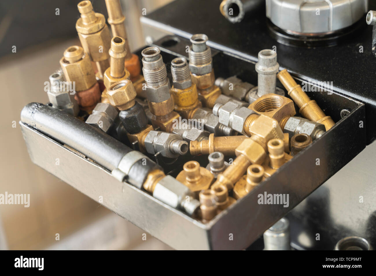 Car nuts bolts hires stock photography and images Alamy