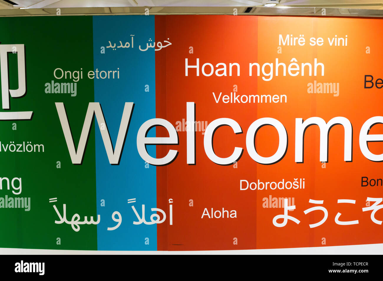 Welcome sign multiple language hi-res stock photography and images - Alamy