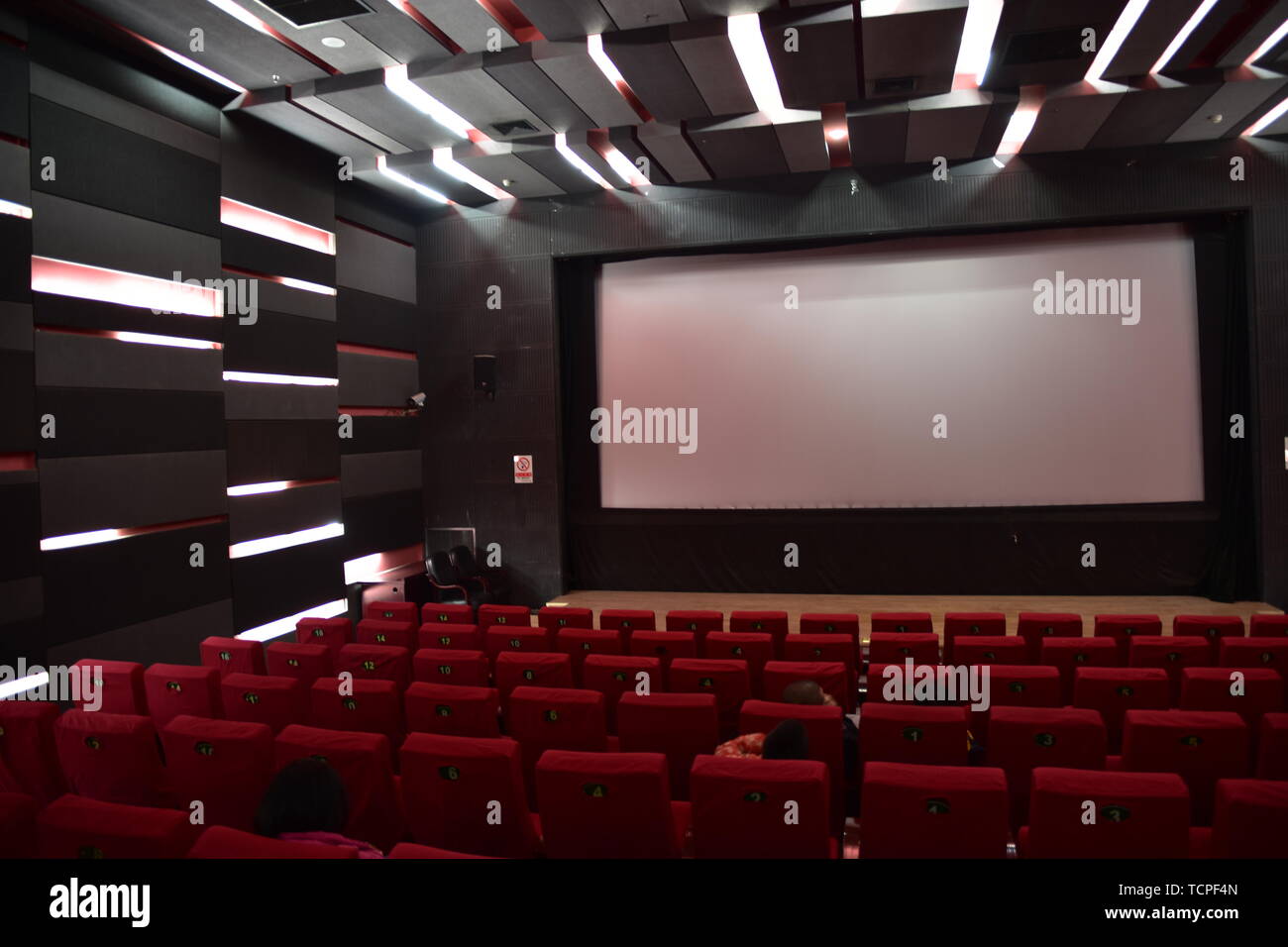 Empty theatre spotlight hi-res stock photography and images - Alamy
