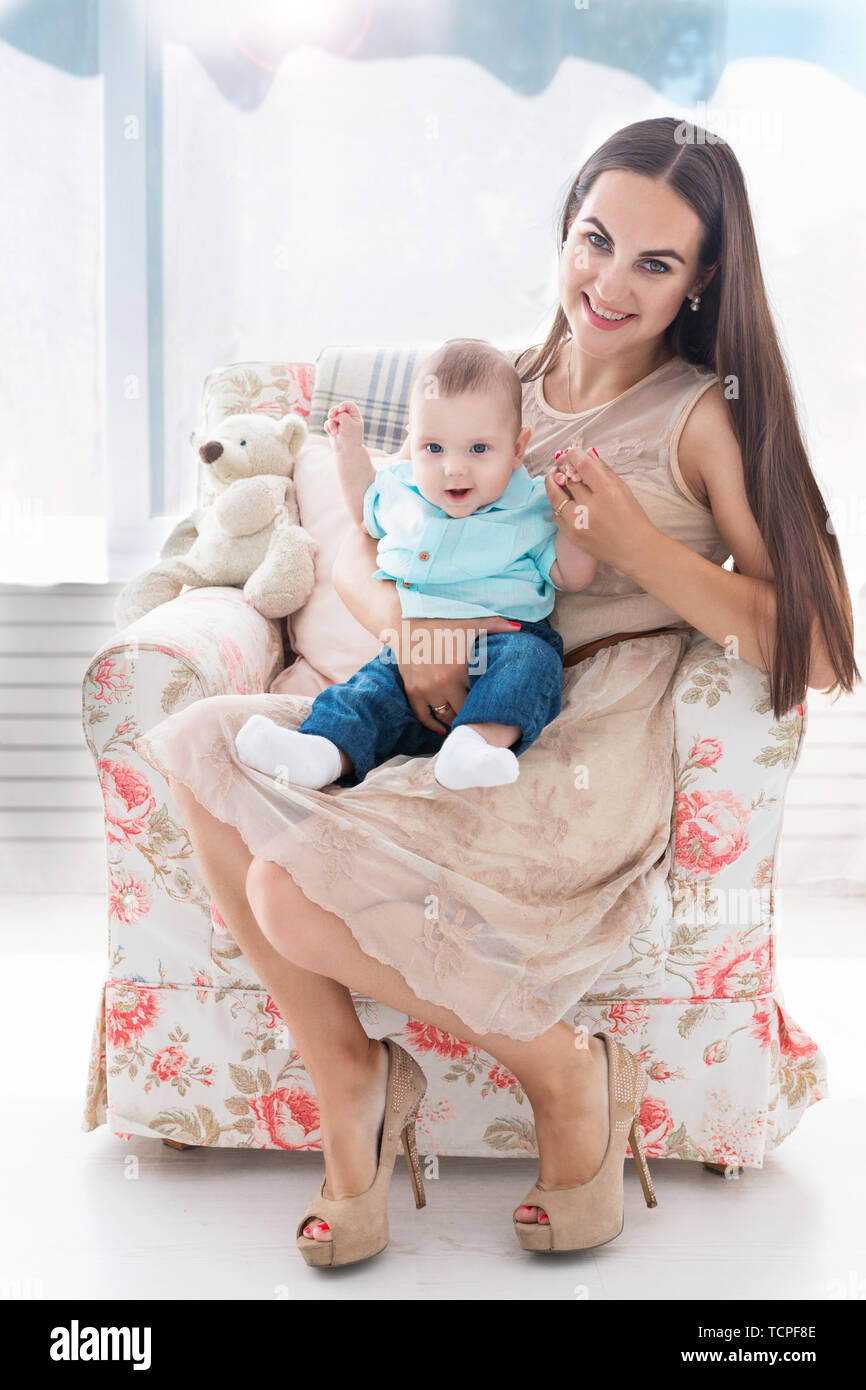 Baby cute poses with mom ideas at home - Offline Businesshub