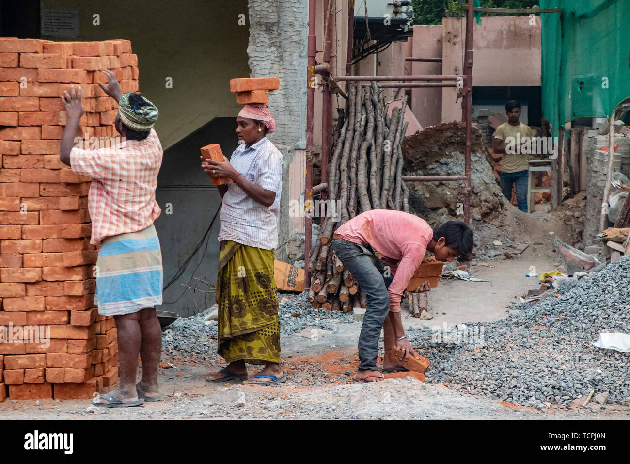 Carrying bricks on head hires stock photography and images Alamy