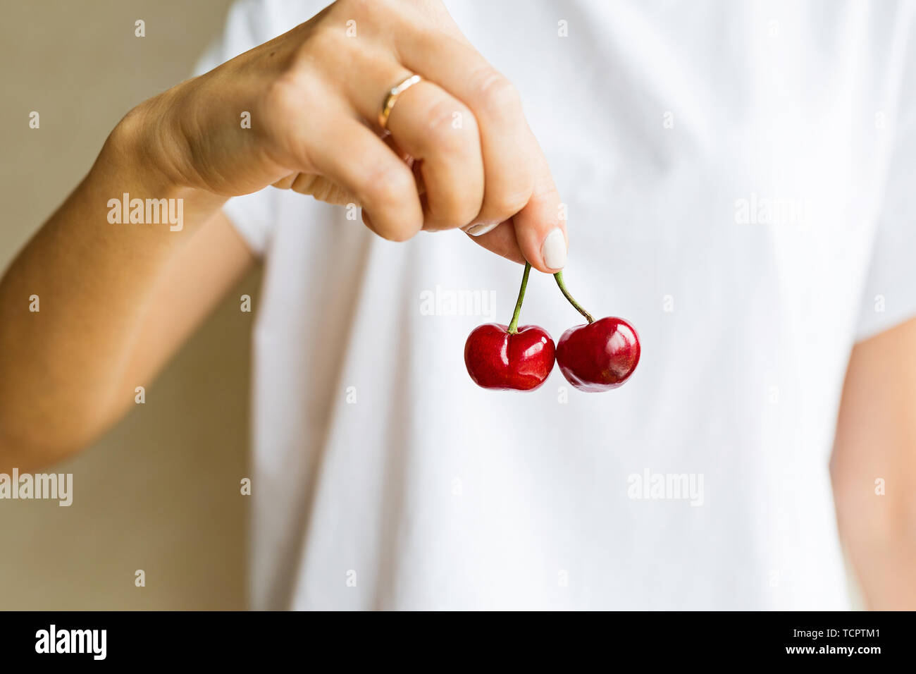 вишня в руке. вишенки в руках. вишня эстетика. ягоды в руках. вишня на ладони.