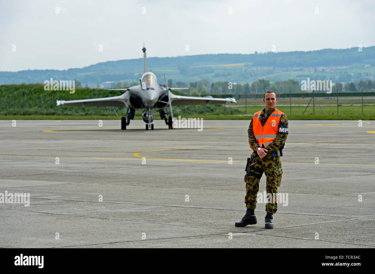 Swiss military police is guarding a French Air Force Dassault Rafale B 4-FU SPA 81 fighter aircraft, Payerne military airfield, Switzerland Stock Photo