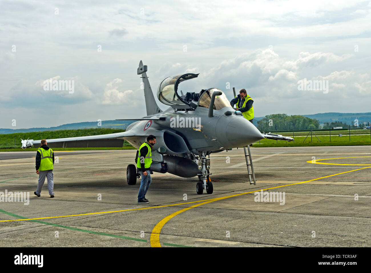 Ground staff doing maintenance work at a French Air Force Dassault Rafale B 4-FU SPA 81 fighter aircraft, Payerne military airfield, Switzerland Stock Photo