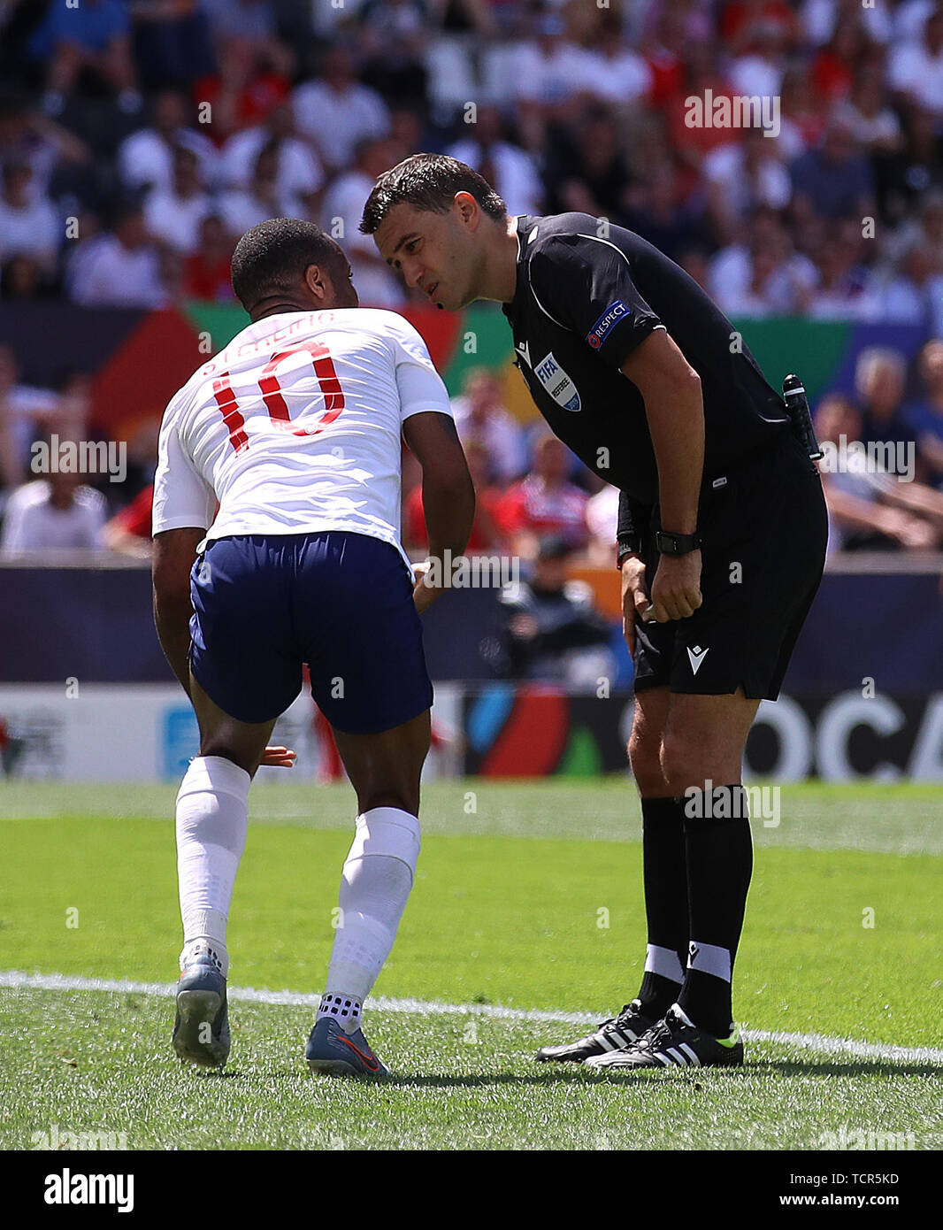 England's Raheem Sterling speaks to Match referee Octavian Sovre (centre) after he thought he was fouled during the Nations League Third Place Play-Off at Estadio D. Alfonso Henriques, Guimaraes. Stock Photo