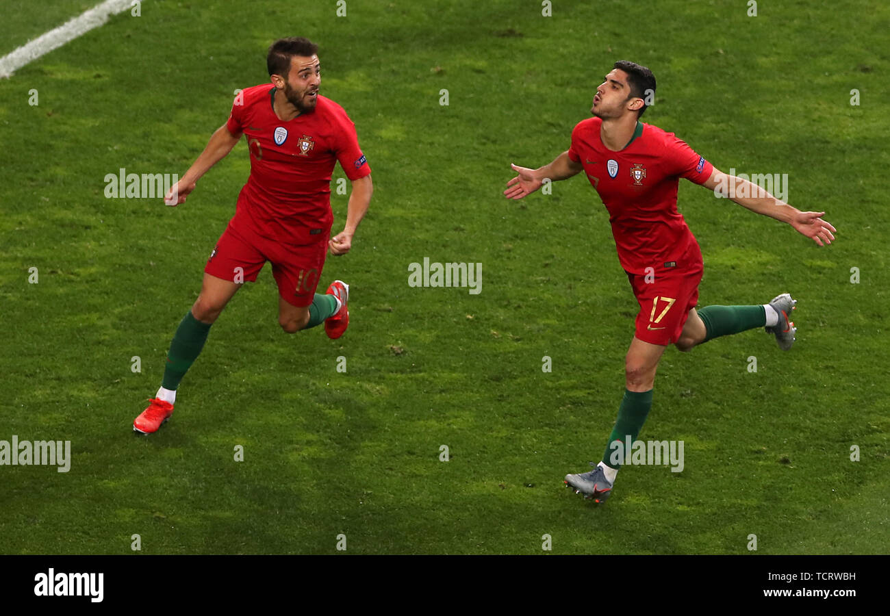 Portugal's Goncalo Guedes (right) celebrates scoring his side's first goal of the game with team-mate Bernardo Silva during the Nations League Final at Estadio do Dragao, Porto. Stock Photo