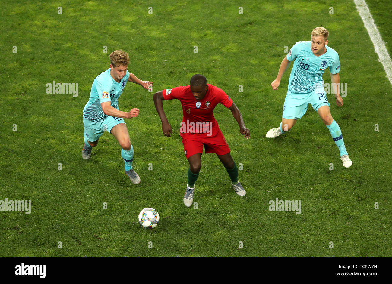 Netherlands' Frenkie de Jong (left) and Portugal's William Carvalho (centre) battle for the ball during the Nations League Final at Estadio do Dragao, Porto. Stock Photo