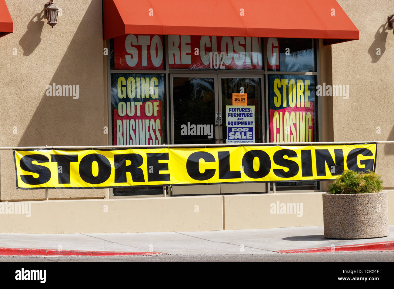 Signs going out business sale hires stock photography and images Alamy