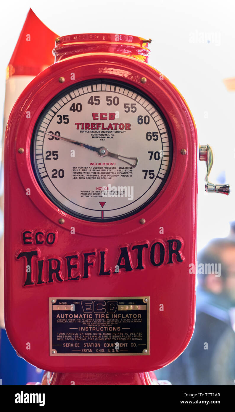 Pressure tire gauge hi-res stock photography and images - Alamy