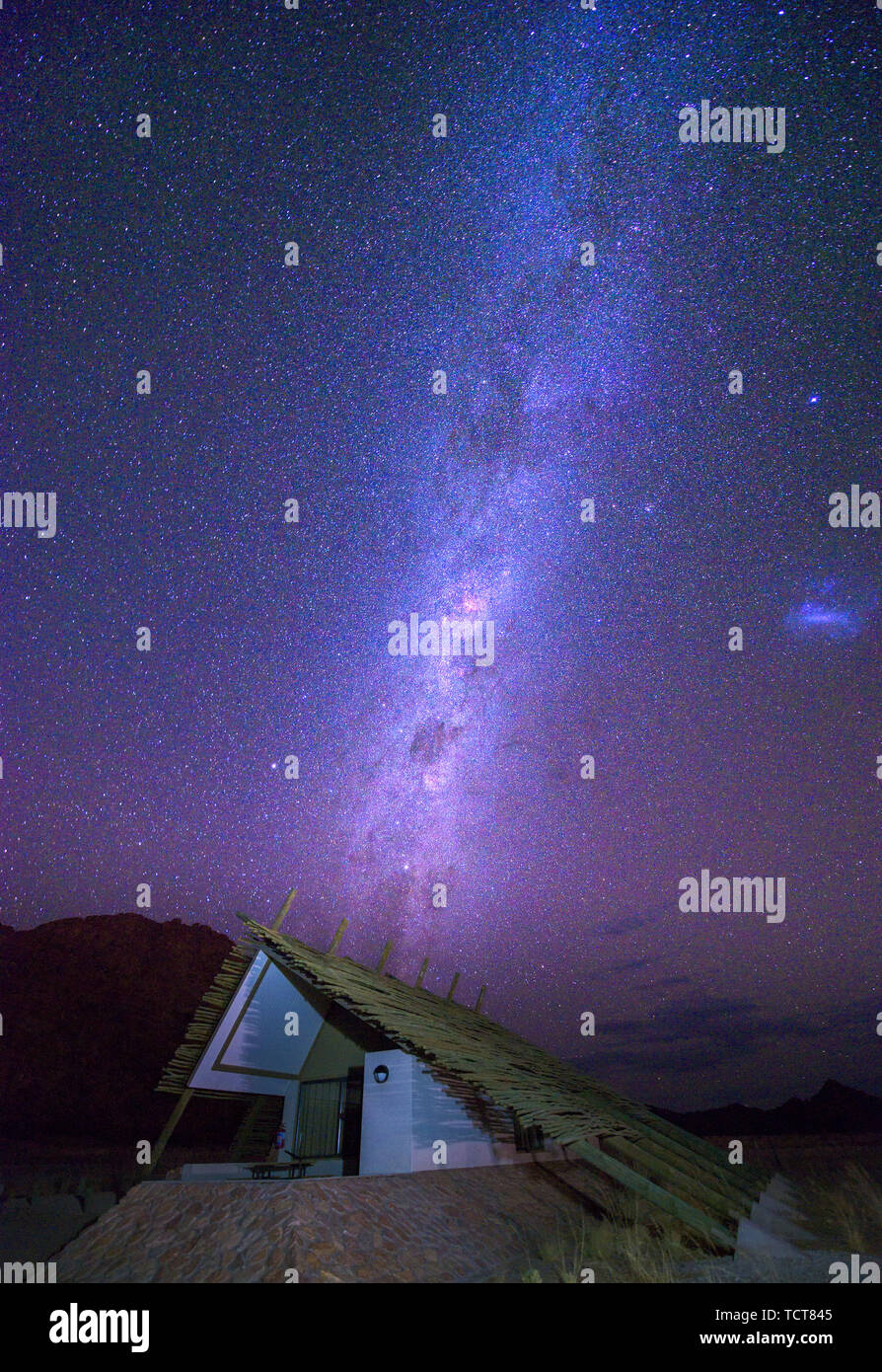 Milky way over desert hi-res stock photography and images - Alamy