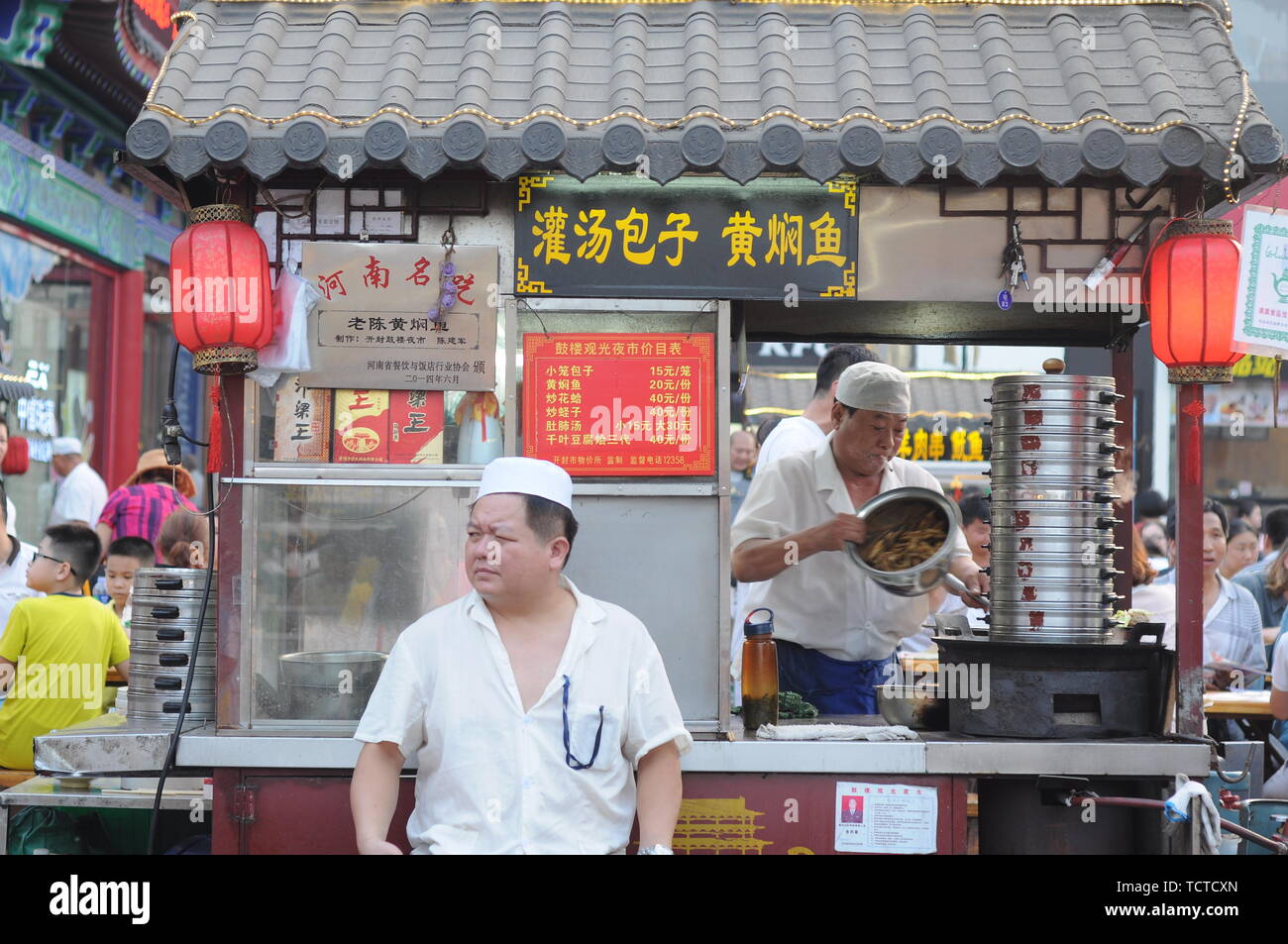 In the evening, the bustling scene of the night market in Gulou