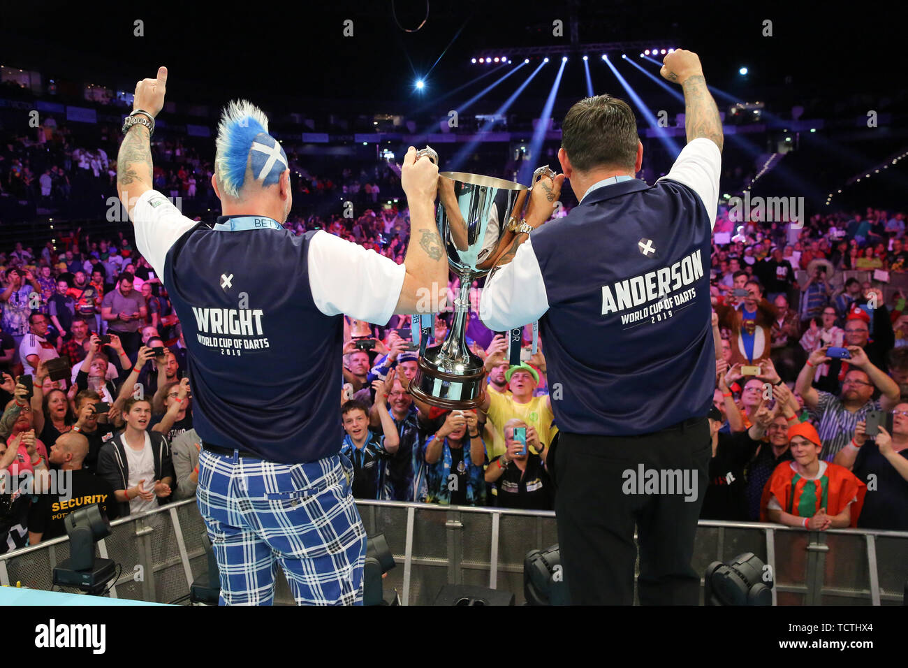 Hamburg, Germany. 09th June, 2019. Darts: Team World Championship, Final: Scotland - Ireland. The winning team Gary Anderson (r) and Peter Wright from Scotland cheer after the victory with their trophy. Credit: Bodo Marks/dpa/Alamy Live News Stock Photo