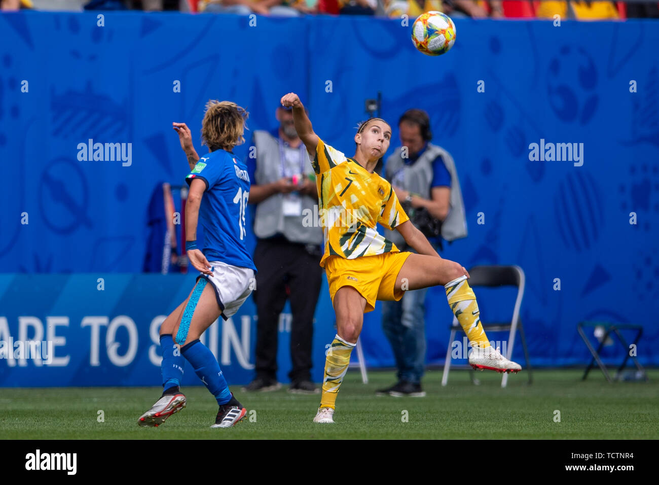 Valenciennes, France. 9th June, 2019. Steph Catley (Australia)Valentina Giacinti (Italy) during the FIFA Women's World Cup France 2019 Group C match between Australia 1-2 Italy at Hainaut Stadium in Valenciennes, France, June 9, 2019. Credit: Maurizio Borsari/AFLO/Alamy Live News Stock Photo