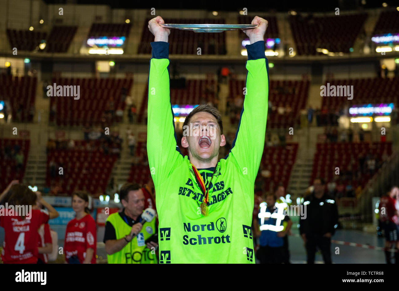 Duesseldorf, Germany. 09th June, 2019. Handball: Bundesliga, Bergischer HC - SG Flensburg-Handewitt, 34th matchday at the ISS Dome, Düsseldorf. Flensburgs Torbjorn Bergerud cheers after the game with the championship bowl in his hand. Credit: Guido Kirchner/dpa/Alamy Live News Stock Photo
