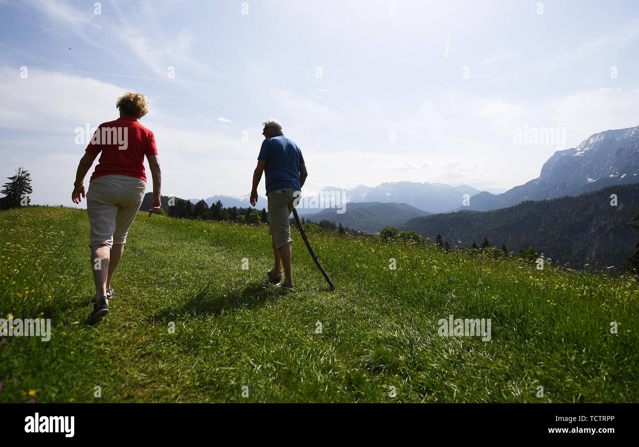 Garmisch Partenkirchen, Germany. 10th June, 2019. Two hikers are on their way at Eckbauer in the Wettersteingebirge. Credit: Angelika Warmuth/dpa/Alamy Live News Stock Photo