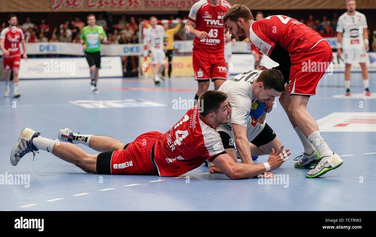 from left: Maximilian Haider (The Owls, 14), Max Staar (GWD, 27), Alexander  Falk (The Owls, 20), duels, Game Scene, Duel, duel, tackle, tackling,  Dynamics, Action, Action, 09.06 .2019, Ludwigshafen am Rhein, Handball,