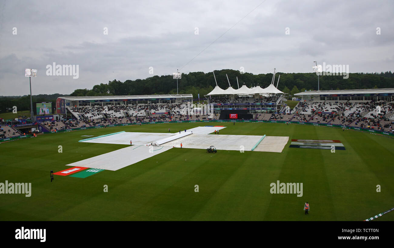 Rain Covers Cricket High Resolution Stock Photography And Images Alamy