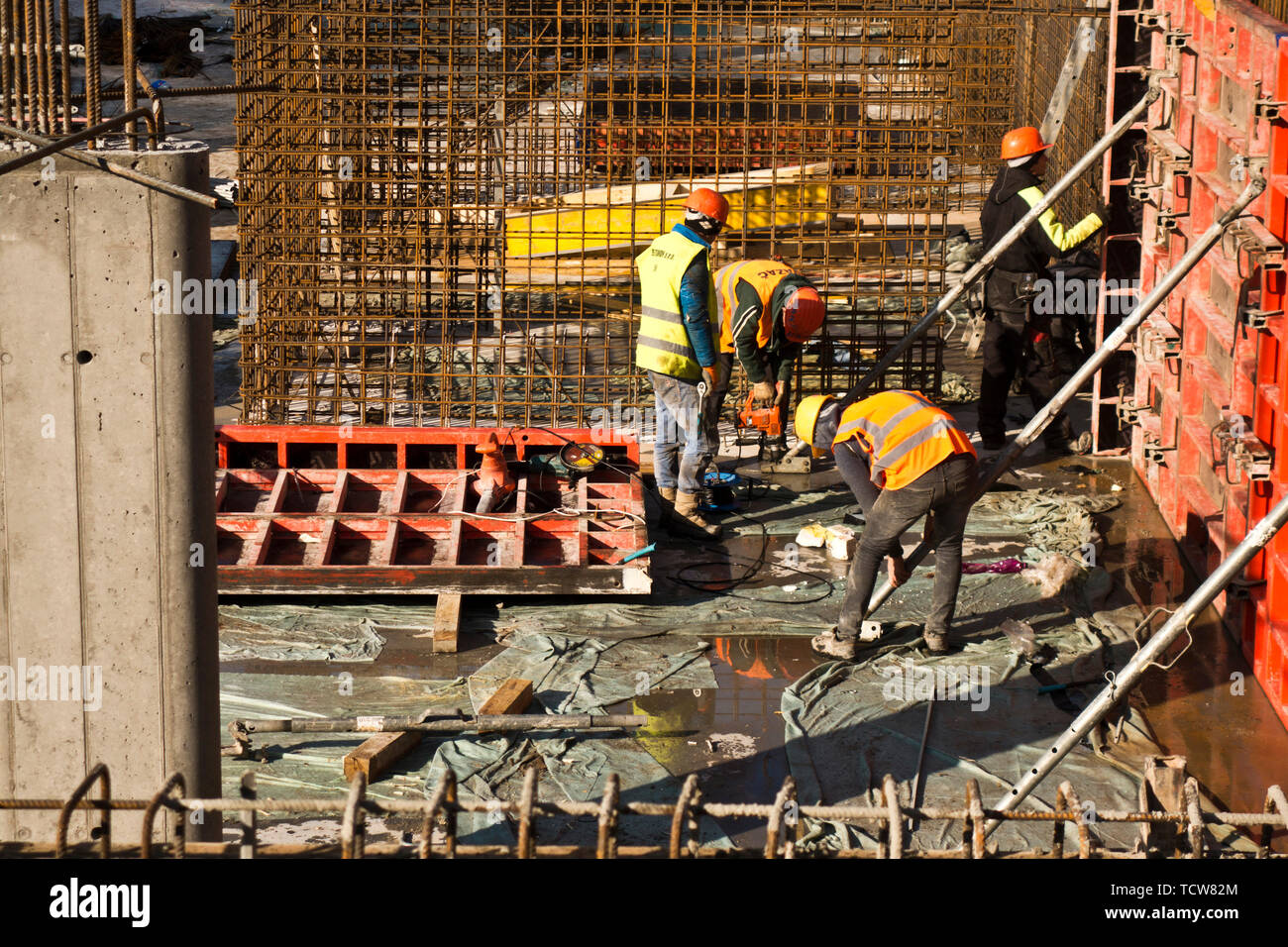 construction workers at a construction site Stock Photo - Alamy