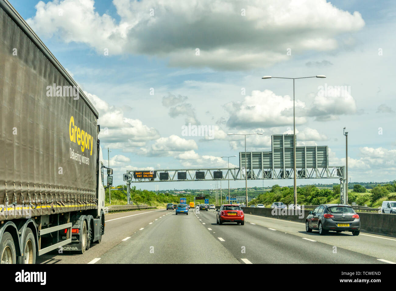 M25 London Orbital road between J3 and J2 in Kent approaching the Dartford Tunnel from south. With gantry sign reminding drivers to pay Dart Charge. Stock Photo