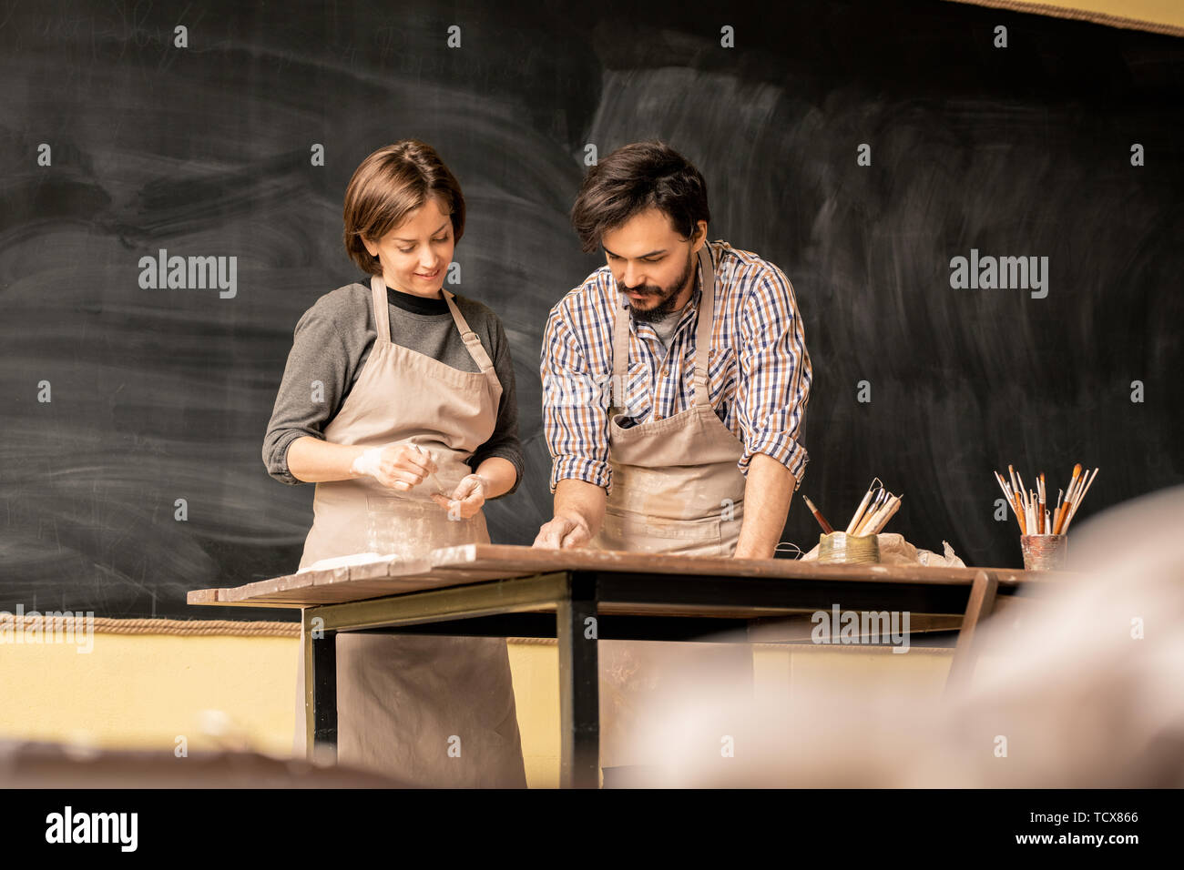 Man woman working on pottery hi-res stock photography and images - Alamy