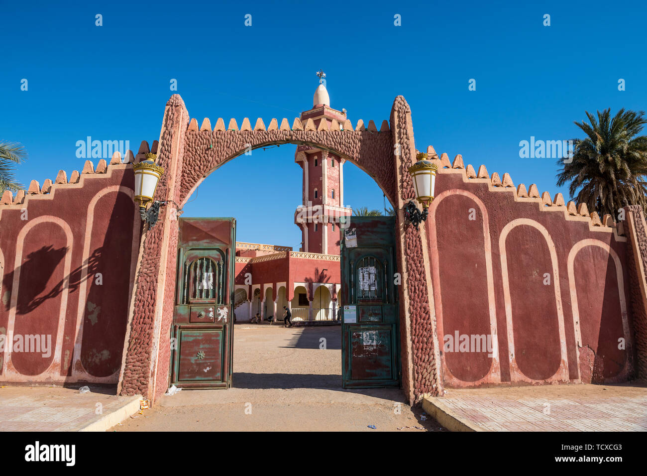 Red mosque in Timimoun, western Algeria, North Africa, Africa Stock Photo