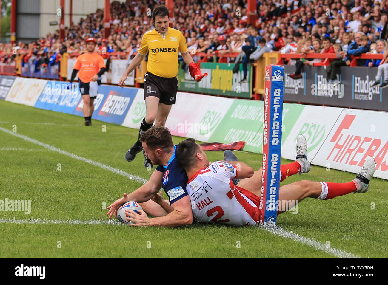 9th June 2019 , KCOM Craven Park, Hull, England;  Betfred Super League, Round 17, Hull KR vs Wigan Warriors ; Joe Burgess (5) of Wigan Warriors scores his try in the corner    Credit: David Greaves/News Images Stock Photo