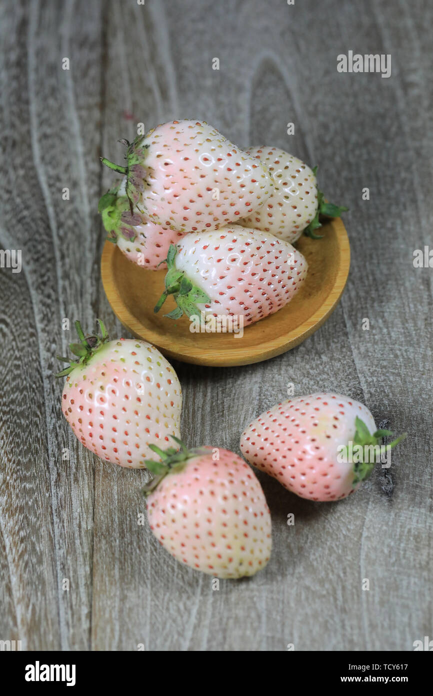 Net red strawberry, Japanese light snow strawberry, also known as white