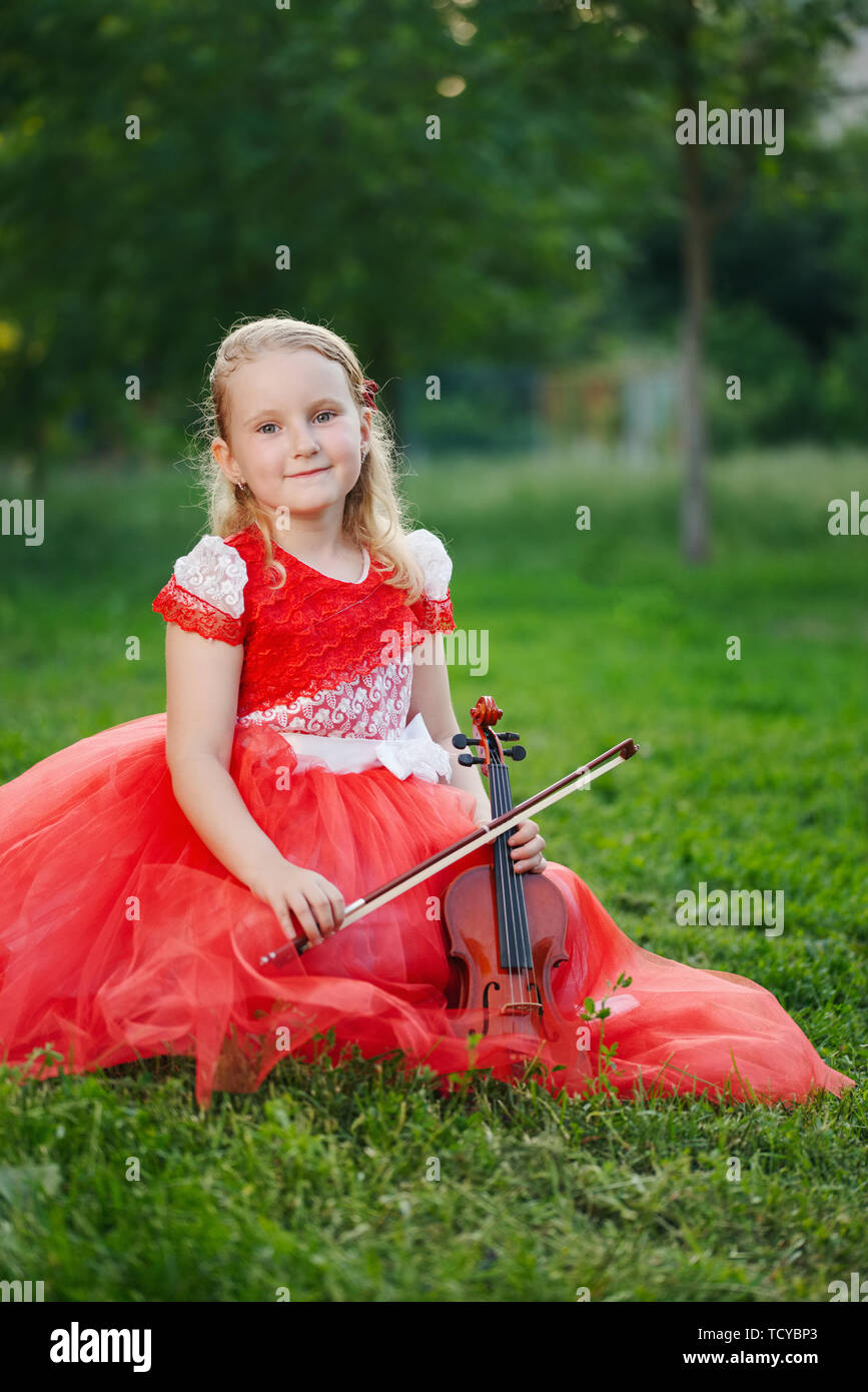 Cute kid girl playing violin hi-res stock photography and images - Alamy