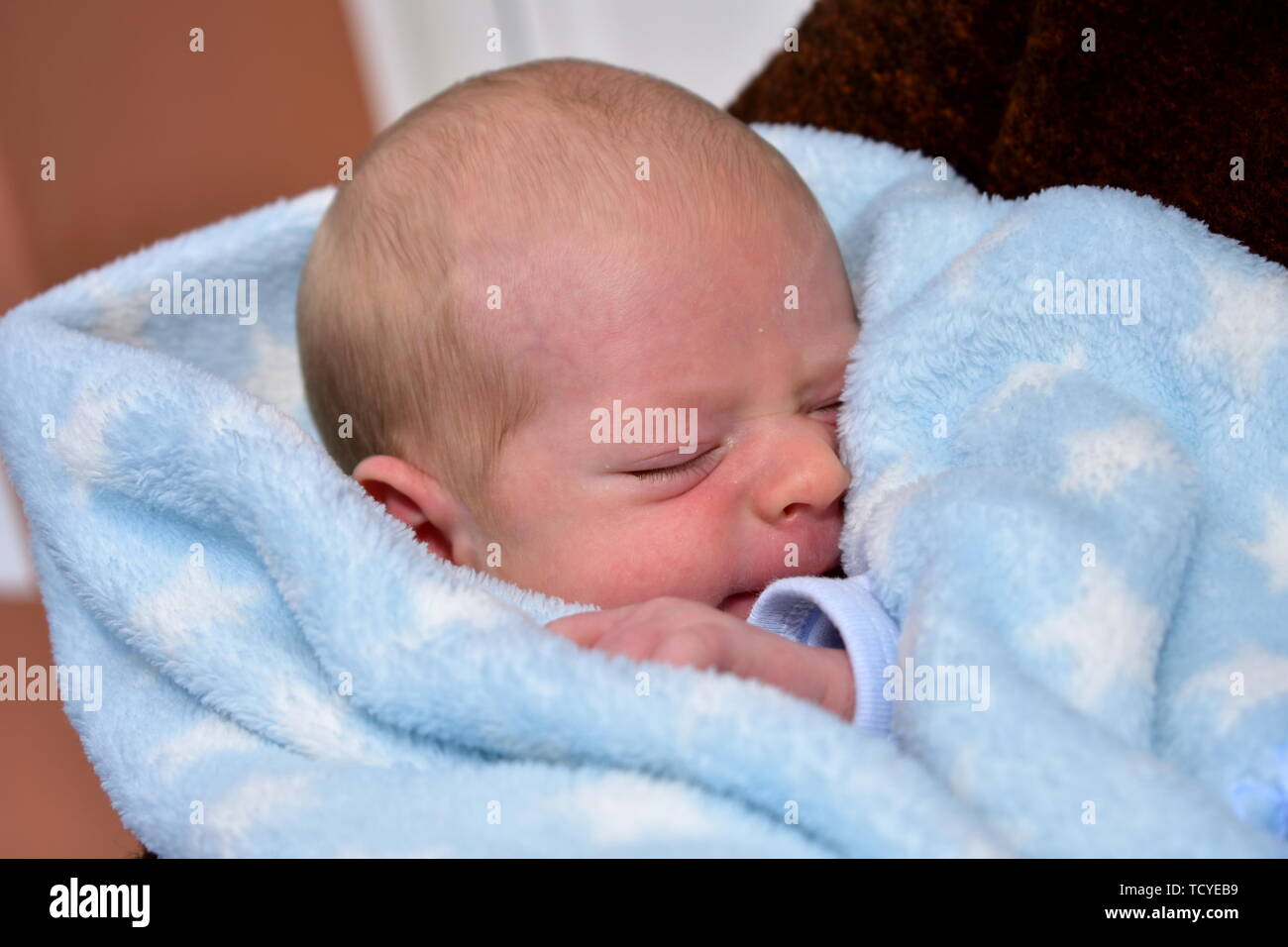 Newborn baby with a blue blanket. Blonde boy Stock Photo Alamy