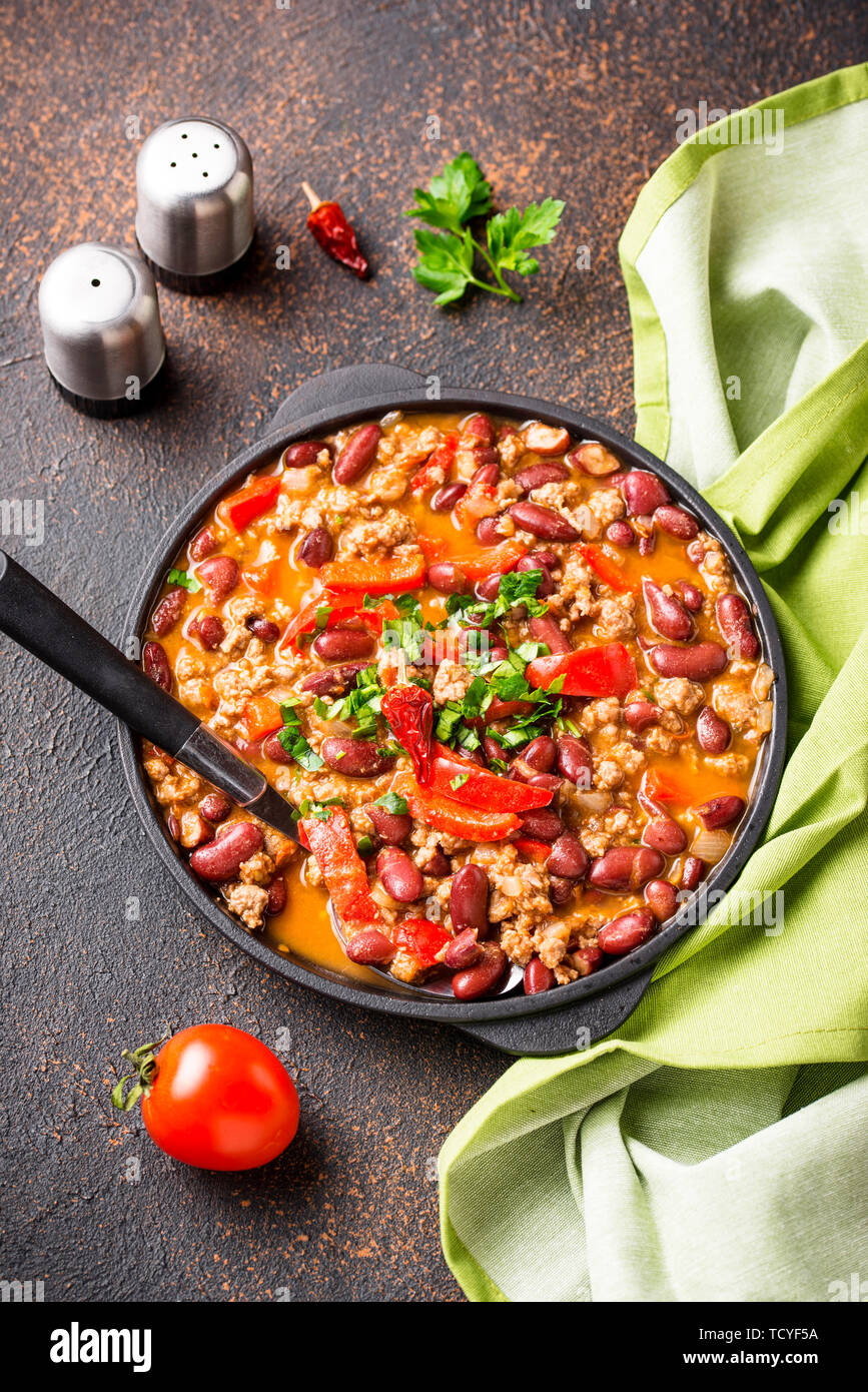 Traditional Mexican dish chili con carne in pan Stock Photo Alamy