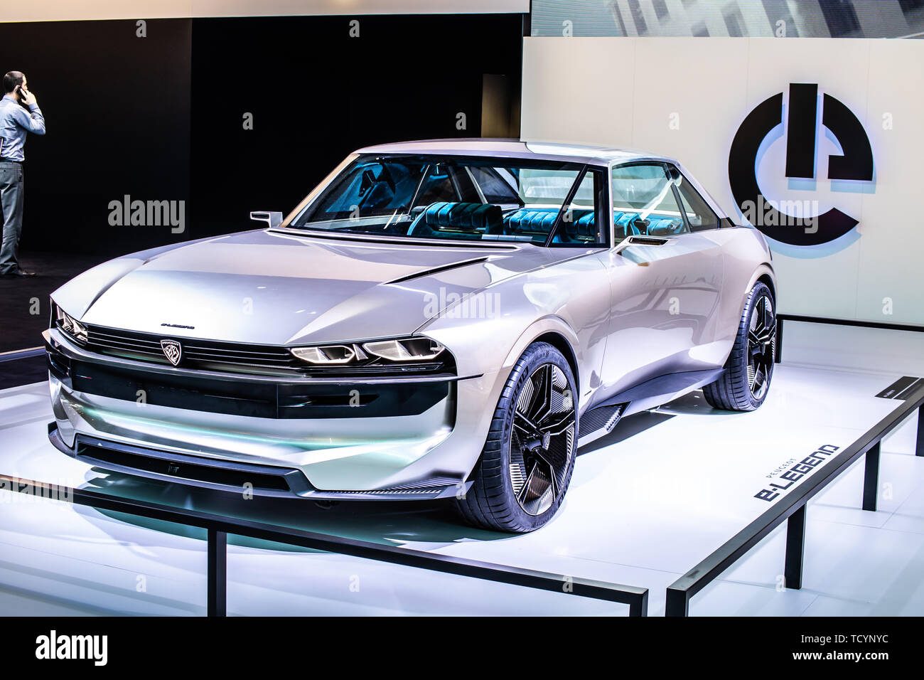 Peugeot 504 online electric concept
