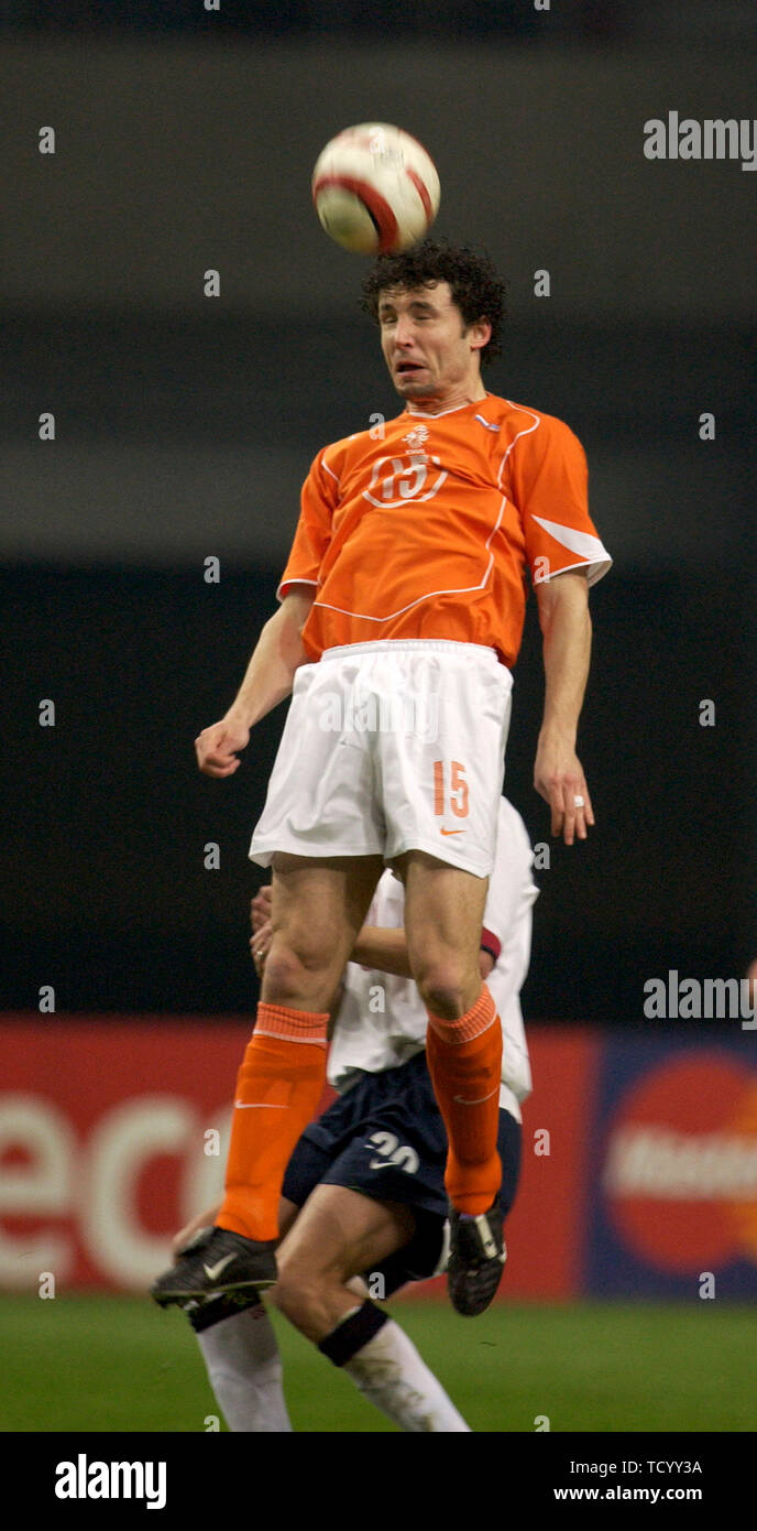Amsterdam ArenA, Amsterdam Netherlands, 18.2.2004 Football: international friendly, Netherlands (orange) vs USA (white) 1:0 --  Mark van Bommel (NED) Stock Photo