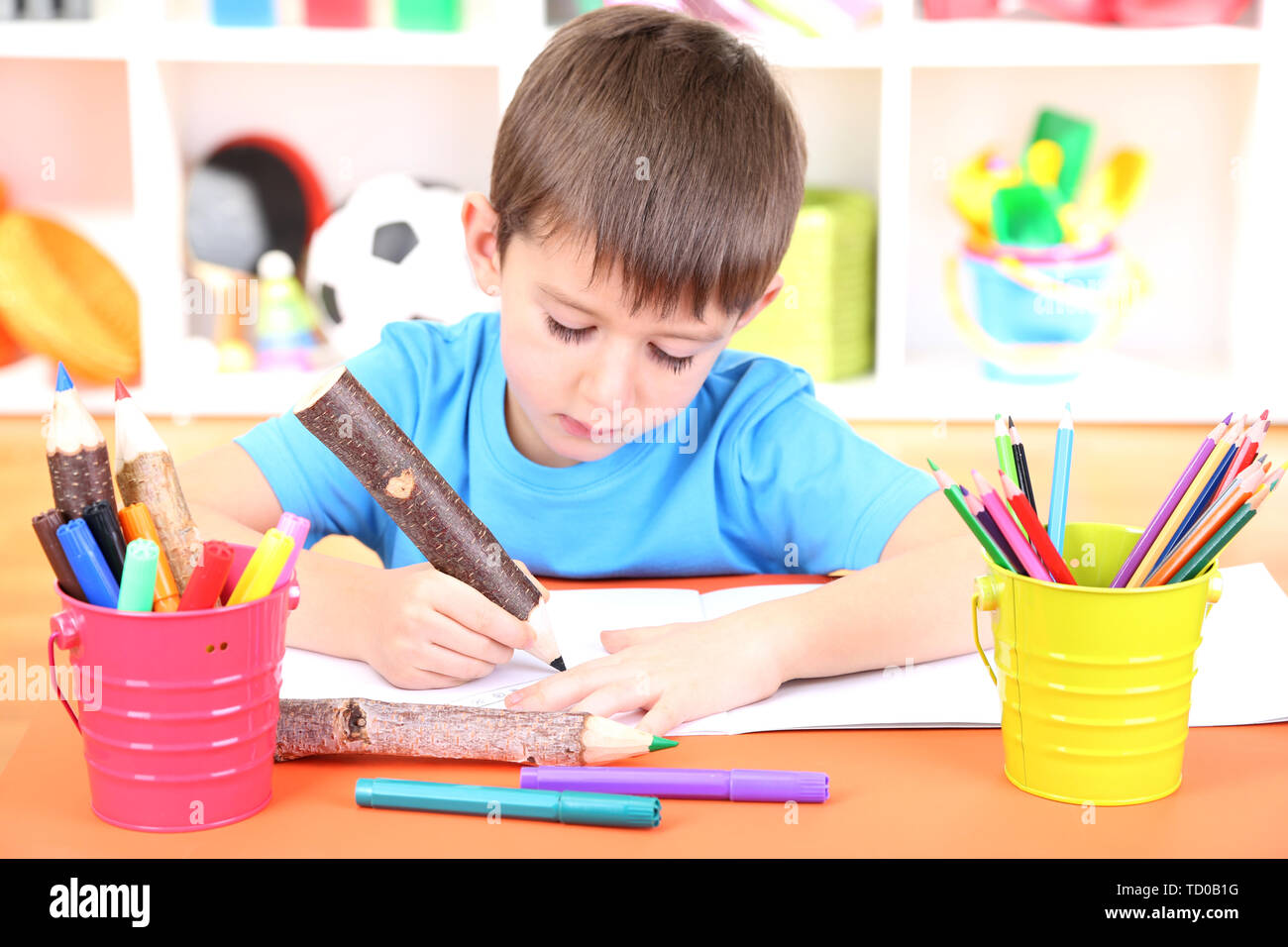 Cute little boy drawing in his album Stock Photo - Alamy