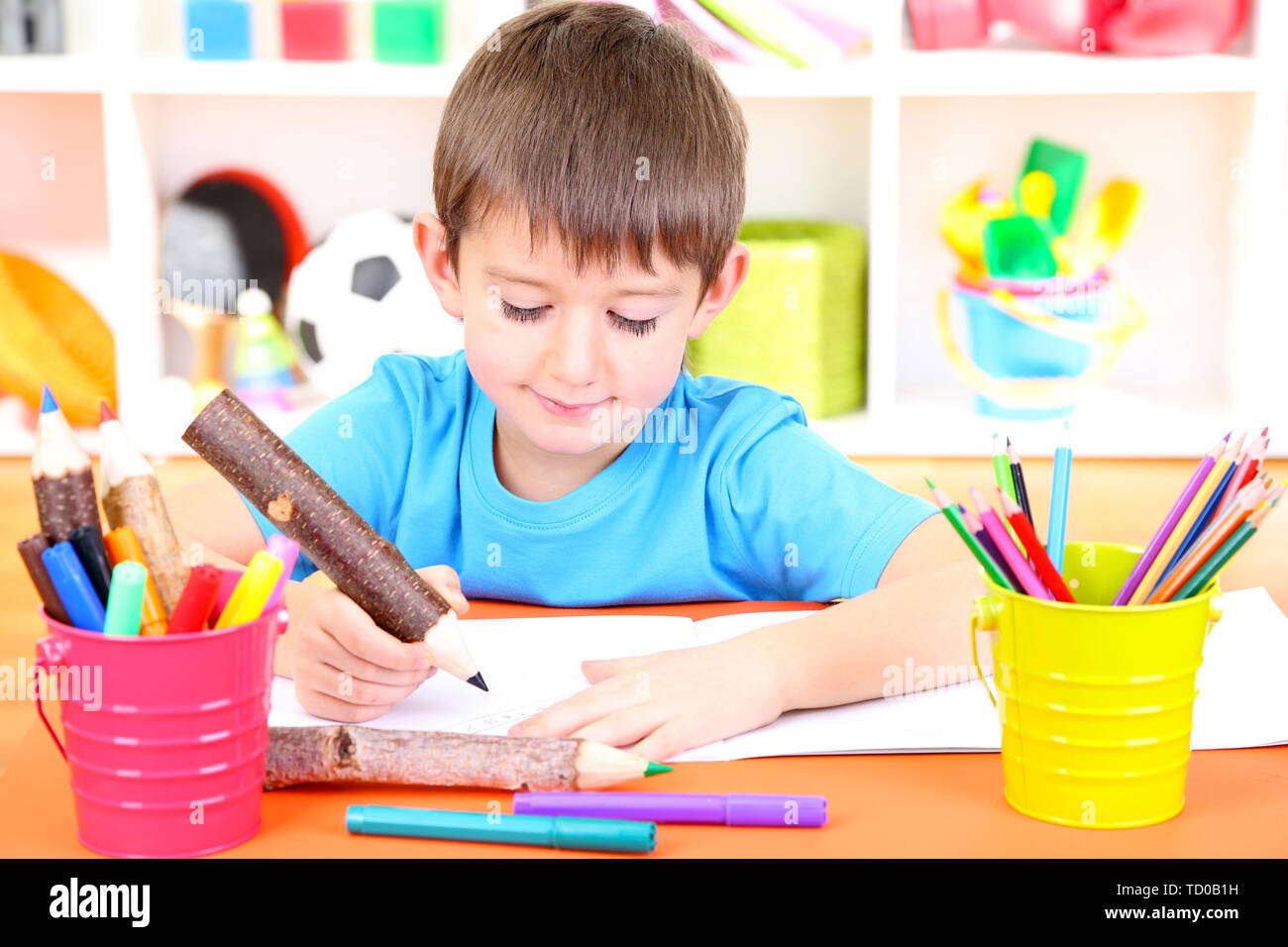 Cute little boy drawing in his album Stock Photo - Alamy