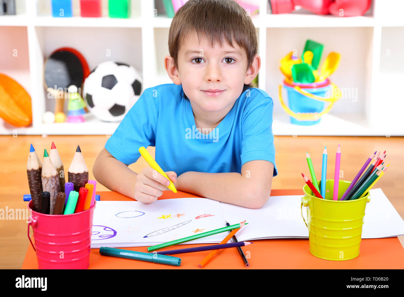 Cute little boy drawing in his album Stock Photo - Alamy