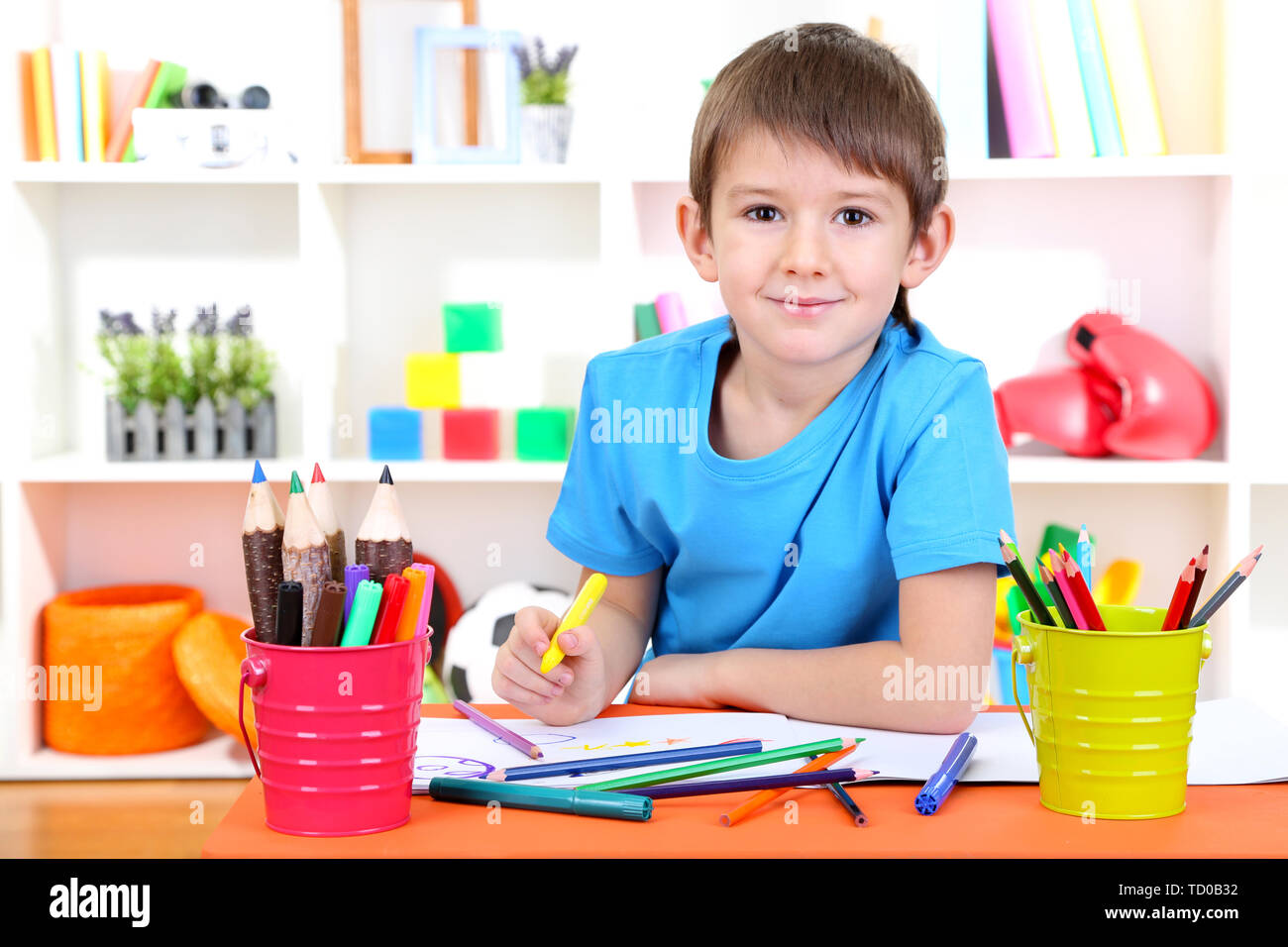 Cute little boy drawing in his album Stock Photo - Alamy