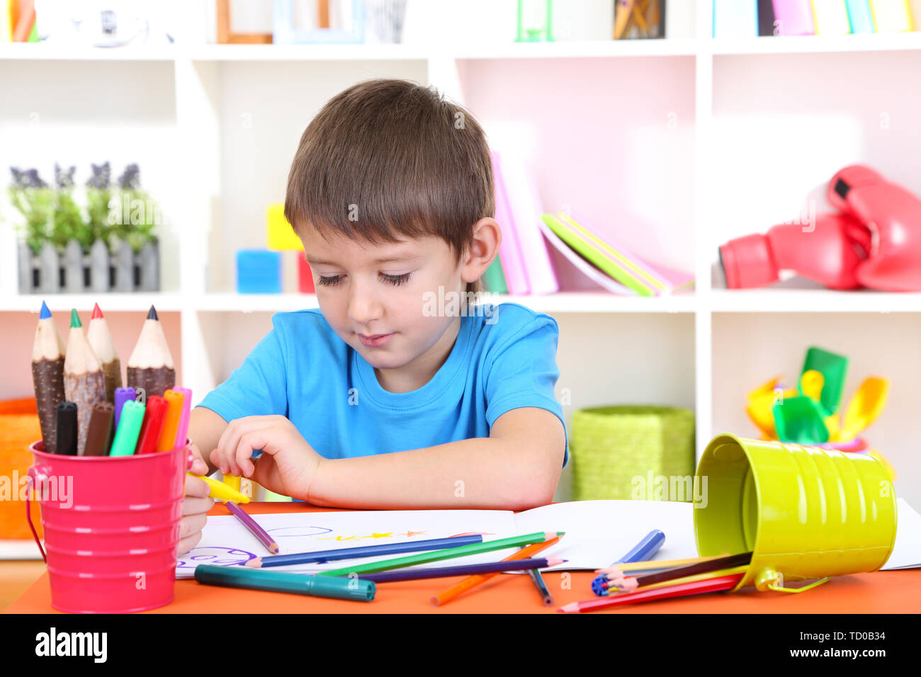 Cute little boy drawing in his album Stock Photo - Alamy