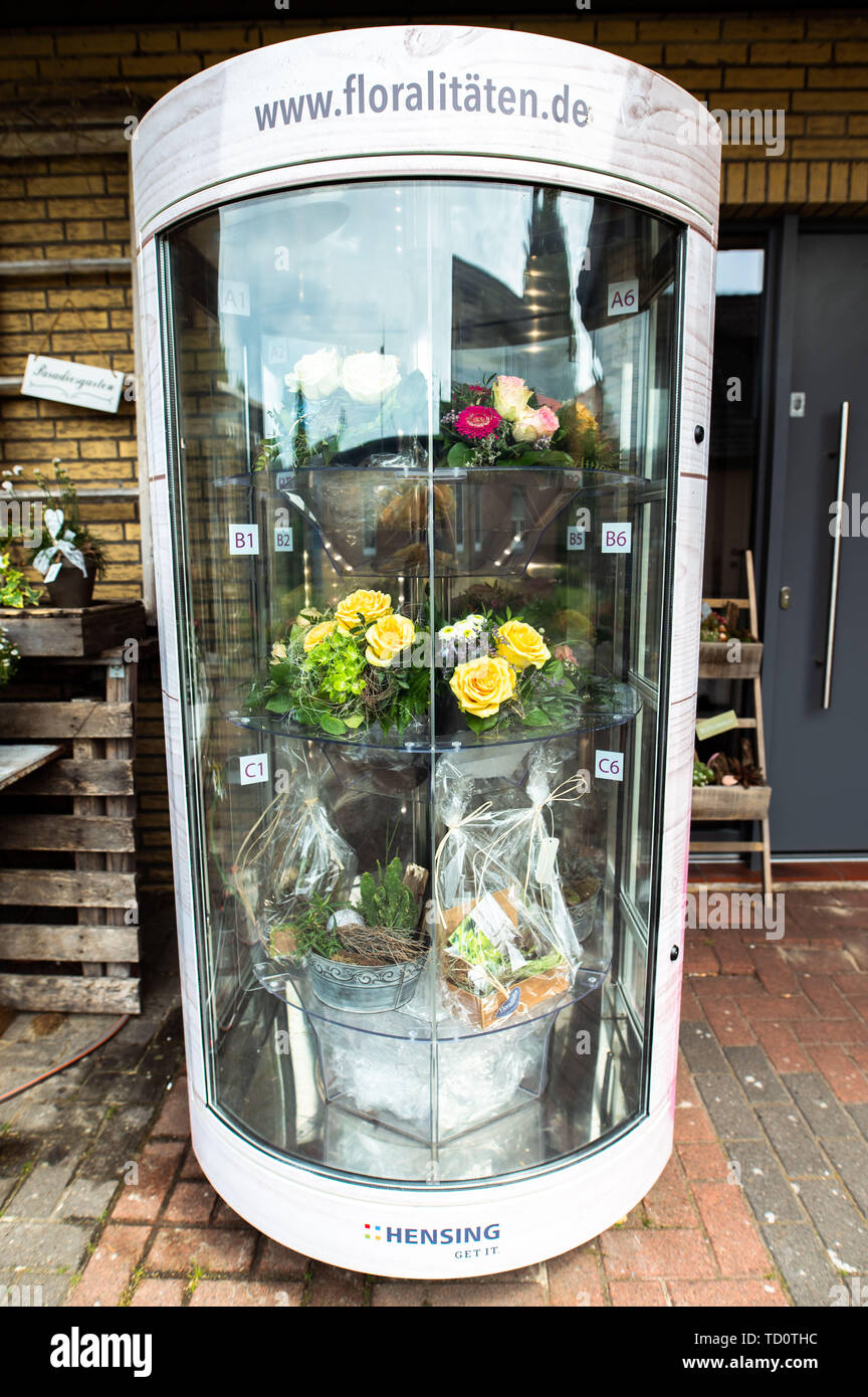 https://c8.alamy.com/comp/TD0THC/oldenburg-germany-03rd-june-2019-a-view-of-the-flower-vending-machine-in-the-outdoor-area-of-the-flower-shop-floralitten-small-retailers-cannot-keep-up-with-the-opening-hours-of-supermarkets-or-petrol-stations-however-they-can-also-sell-their-goods-in-the-evening-and-on-public-holidays-using-vending-machines-credit-mohssen-assanimoghaddamdpaalamy-live-news-TD0THC.jpg