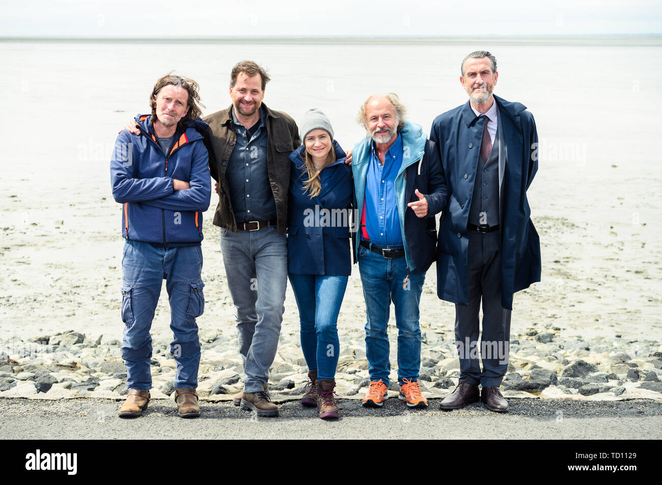 Norddeich, Germany. 11th June, 2019. Martin Lehwald (producer; l-r), Christian Erdmann (as Frank Eller), Julia Jentsch (as Ann Kathrin Klaasen), Klaus-Peter Wolf (book author), and Kai Maertens (Ubbo Heide) stand grouped for a photo at the dyke during the press conference for the Saturday thriller 'Ostfriesengrab'. The fourth film in the Ostfriesland crime series is based on the novel of the same name by Klaus-Peter Wolf (about dpa 'successful author Klaus-Peter Wolf provides material for new ZDF crime thriller'). Credit: Mohssen Assanimoghaddam/dpa/Alamy Live News Stock Photo