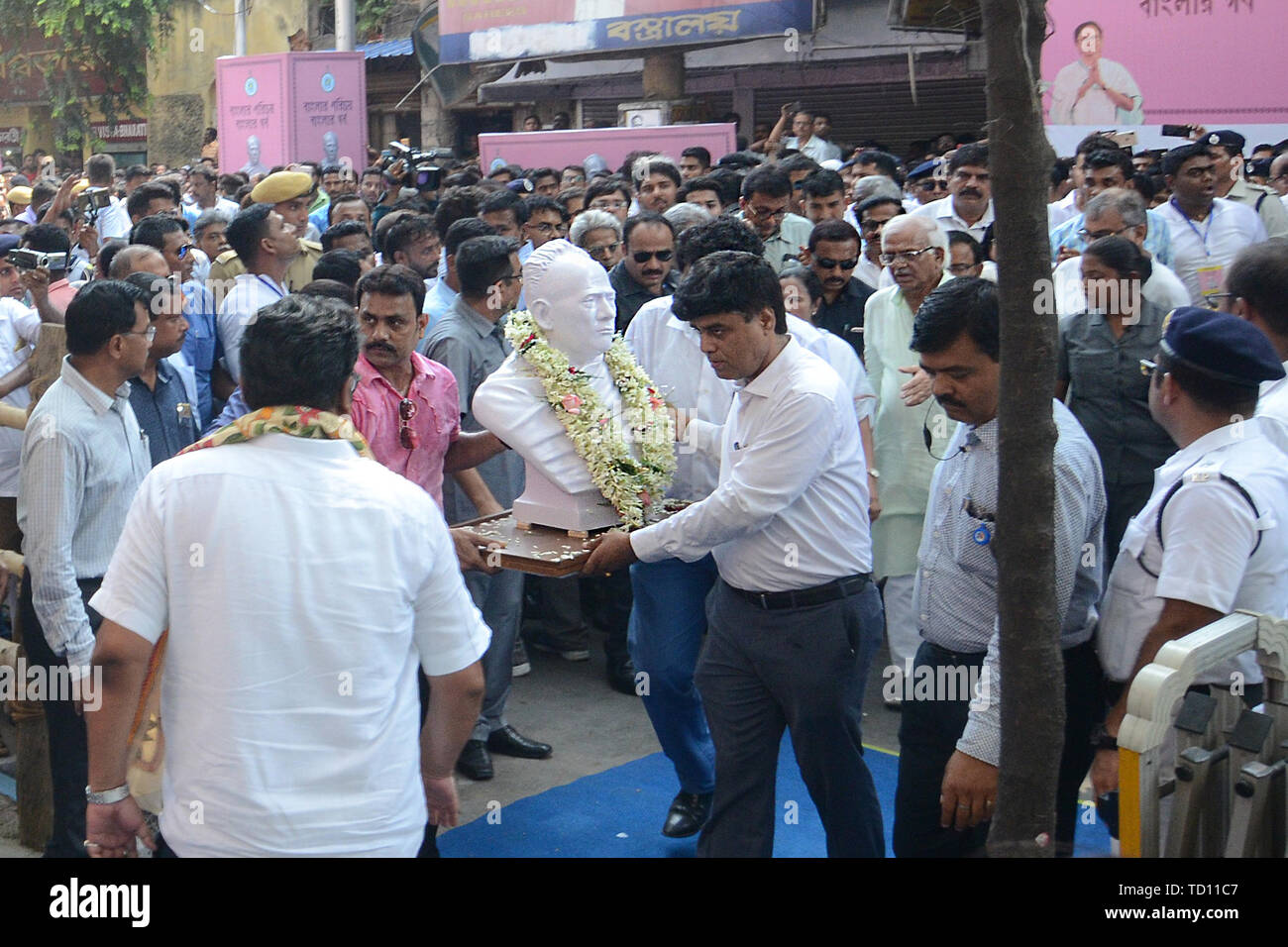 Kolkata, India. 11th June, 2019. Men carry a statue of Vidyasagar at Vidyasagar College in Kolkata. On Tuesday, West bengal Chief Minister Mamata Banerjee installed new Statues of Vidyasagar at Vidyasagar College in Kolkata. On 14th May 2019 during Amit Shah's Rally in between a clash of TMC and BJP Supporters few people destroyed a Statue of Vidyasagar. Credit: SOPA Images Limited/Alamy Live News Stock Photo