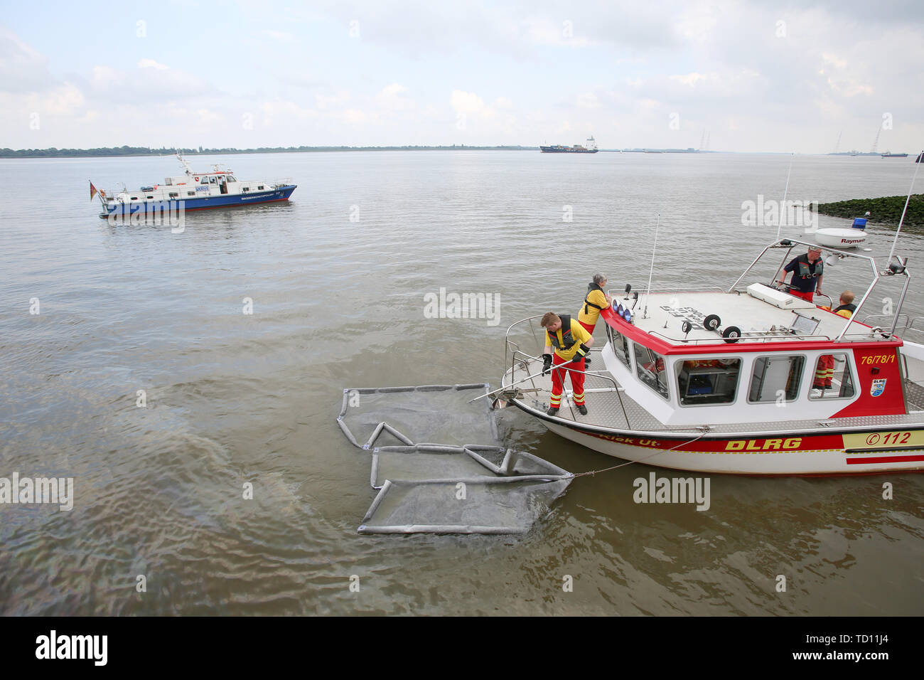 Stadersand, Germany. 11th June, 2019. DLRG emergency forces pick up oil from the surface of the Elbe. Operating materials had leaked from the hull of the sunken sailing ship 'No 5 Elbe' in the port of Stadersand, and the fire brigade was on site with the support of the German Federal Agency for Technical Relief and the German Aerospace Center (DLRG). The historic sailing ship, which has only recently been extensively renovated, collided with a container ship on the Elbe and sank. Credit: Bodo Marks/dpa/Alamy Live News Stock Photo